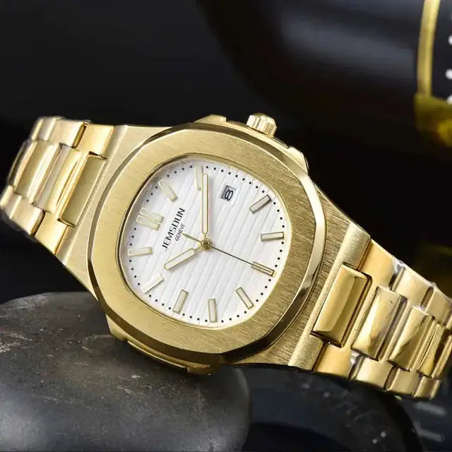 reloj elegante de cobre y aspecto de oro